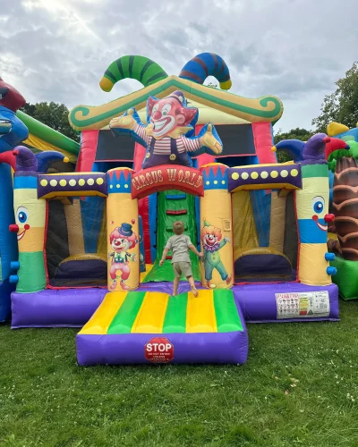 piepūšamo atrakciju noma klauniņš